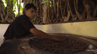 Cacao roosteren op traditionele comal
