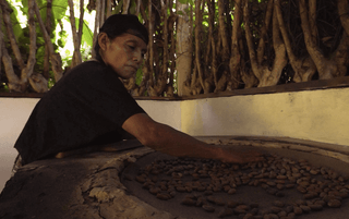 het traditioneel roosteren van cacao